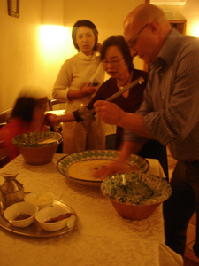 皆でクスクス_f0106597_1859330.jpg