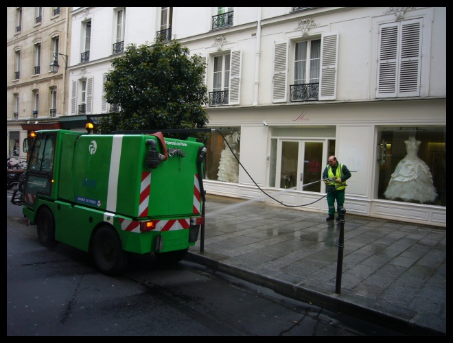 ■街角の清掃車(PARIS）_a0008105_1829025.jpg
