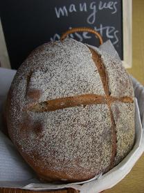 en vedette　＜pain au seigle,mangues,noisettes>_e0074251_894631.jpg