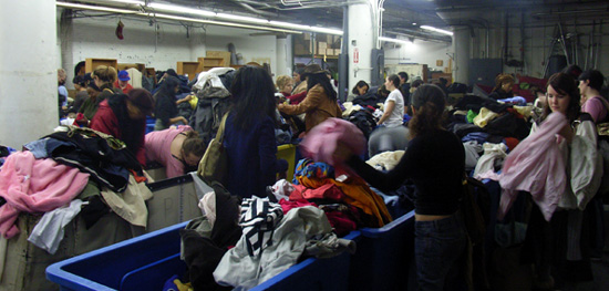 倉庫で在庫セール - Housing Works Warehouse Sale_b0007805_2022337.jpg