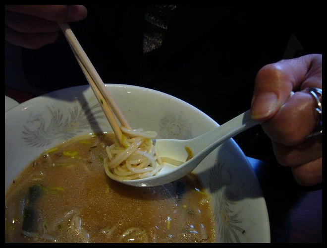 ■驚いたラーメンの食し方・・・_a0014299_953571.jpg