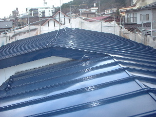 トタン屋根塗装・・・１回目_f0031037_1584384.jpg