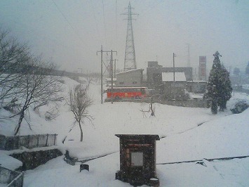 今朝の湯沢は雪降っていますｗ_e0037849_8594098.jpg