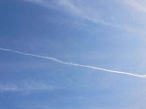 飛行機雲のある風景_c0034228_0182364.jpg