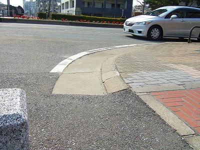 天神交差点の車歩道間の段差解消 : 車いすで街へ 踏み出そう車輪の一歩 改善活動