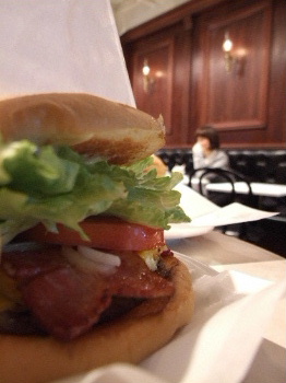 「高円寺 ZATS BURGER CAFEの佐世保バーガー」_a0000029_8514119.jpg
