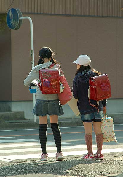 街撮り　小学生 卒業 : よだきんぼのてげてげに生きる