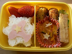 飛行機弁当＆ひよこちゃん弁当_f0045004_1974938.jpg