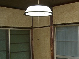 アパートリフォーム 繊維壁のペンキ塗り 大工さんが木造住宅作ってるよ