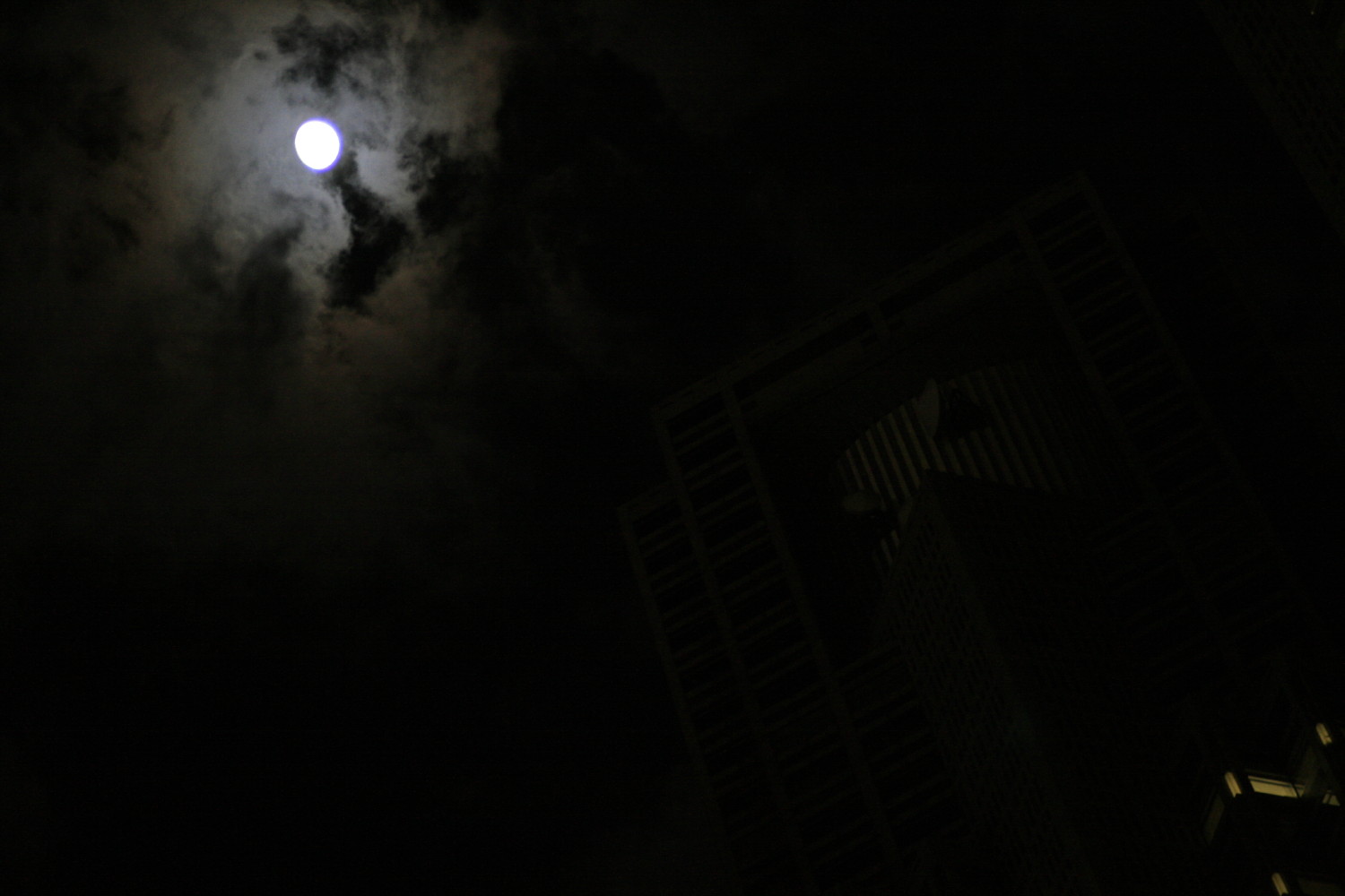 夜の街を歩きプラナー85mmで夜を撮るとどうなるのか試してみた・・・_e0022344_2343121.jpg