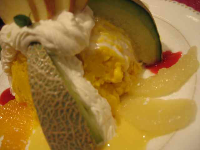 【「三月うさぎ」のフルーツパフェ】_b0009849_1558513.jpg