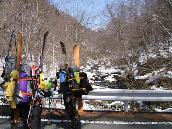 アドバンスツアー至仏山雪洞キャンプ 2days その１ 070407_d0079579_17285021.jpg