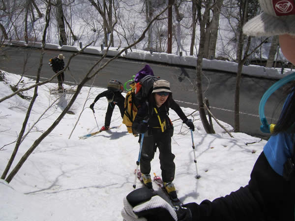 アドバンスツアー至仏山雪洞キャンプ 2days その１ 070407_d0079579_1729963.jpg