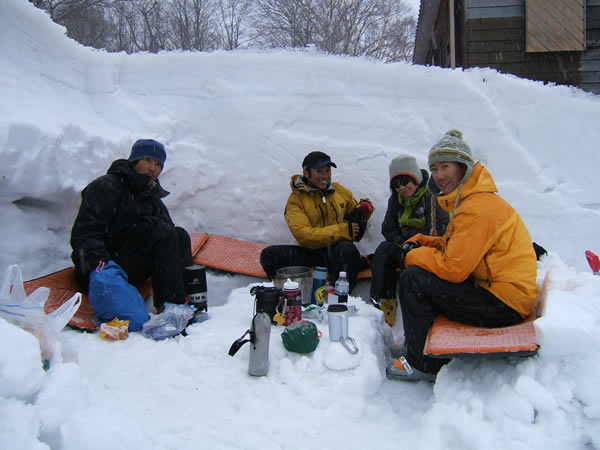 アドバンスツアー至仏山雪洞キャンプ 2days その１ 070407_d0079579_17304740.jpg