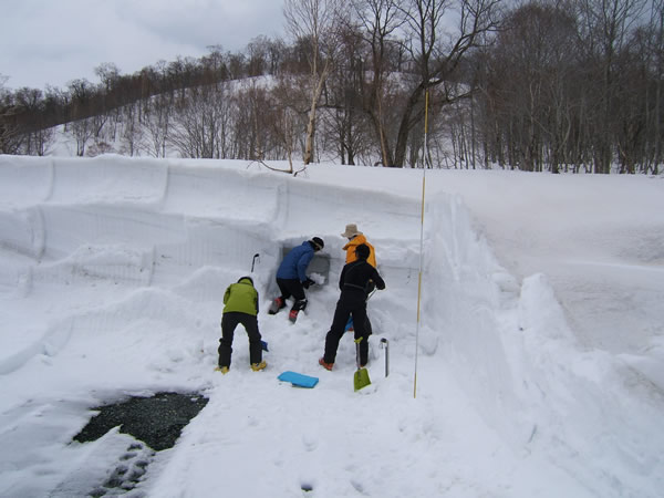 アドバンスツアー至仏山雪洞キャンプ 2days その１ 070407_d0079579_1730593.jpg