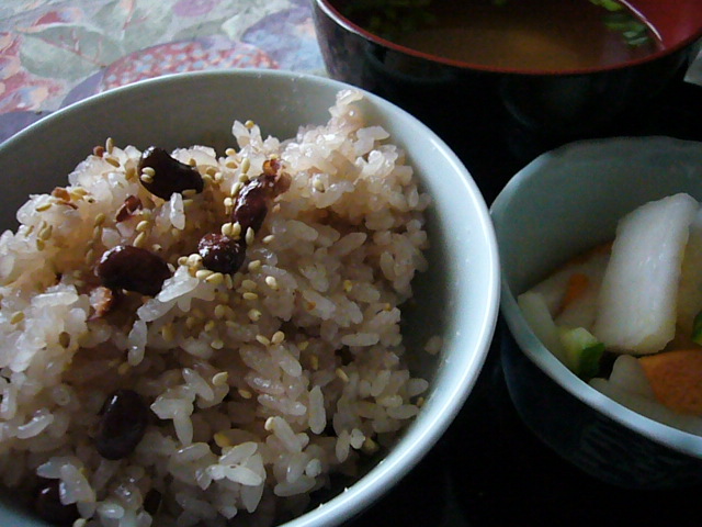 お赤飯で一人の朝ご飯_f0031138_21242353.jpg