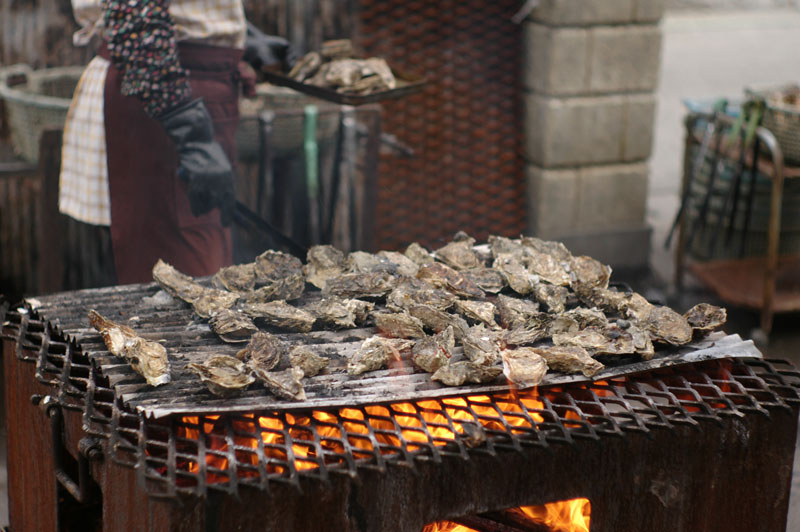 鳥羽の焼きガキ_e0109883_2241662.jpg