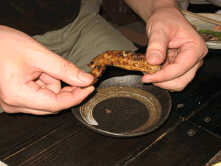 ●手羽先の超簡単な食べ方 -プレゼンの達人 田中省三さん-_a0033733_11414277.gif