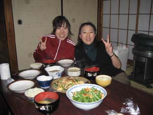 ミコ＆マコご飯。しかもジャージで。_a0080406_2325296.jpg