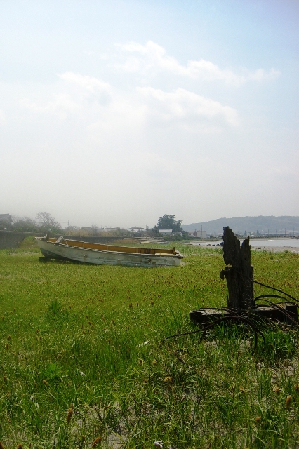 A boat on the shore 　砂浜の上のボート　Vol.1_e0082860_14502439.jpg