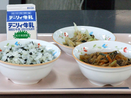 給食♪_e0028387_14202612.jpg