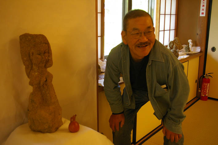 ０７年４月３０日、緑風を受けながら晏侶石像展を訪れた_c0014967_17303128.jpg