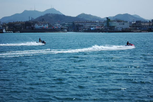 尾道水道に水上バイク_b0102780_8195612.jpg