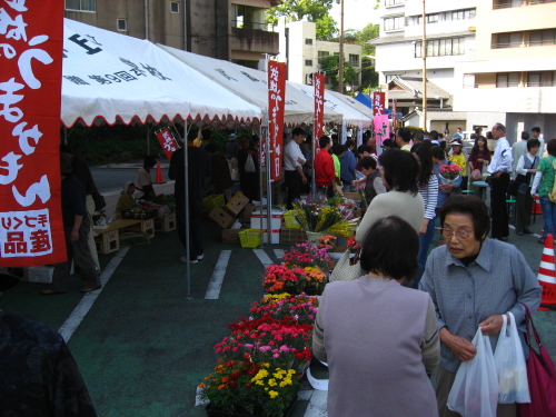 楼門朝市と植樹と日田天領水と。_d0047811_2122373.jpg