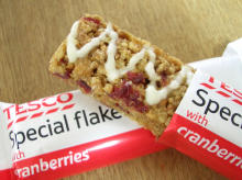 TESCO / 6 Special flake cereal bars with cranberries　（いただきもの）_f0126732_16241573.jpg