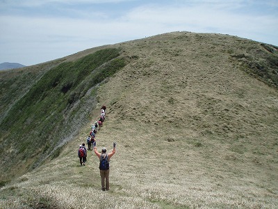 阿蘇山は五つの山から成り立つ。その中の一つの杵島岳を登る_d0048350_2213234.jpg