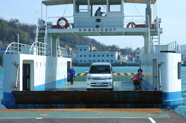 とっても短い船旅で対岸へ（尾道→向島）_b0102780_5574480.jpg