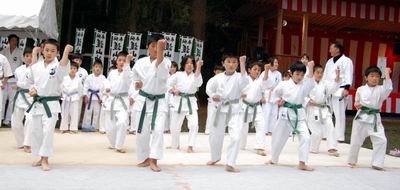 護山神社春の祭典<空手奉納>_d0010630_162745.jpg