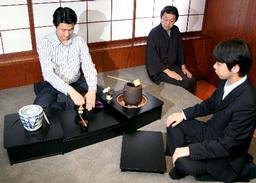 あぐら姿でお点前いかが 裏千家が考案 Ttのtea あぐら姿でお点前いかが 裏千家が考案 Ttのtea