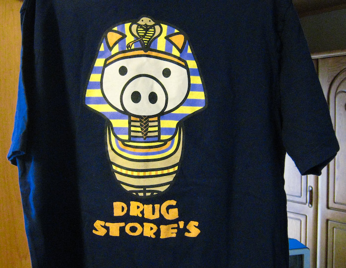 Drug Store Sのｔシャツでブタ三昧 コウベライフ