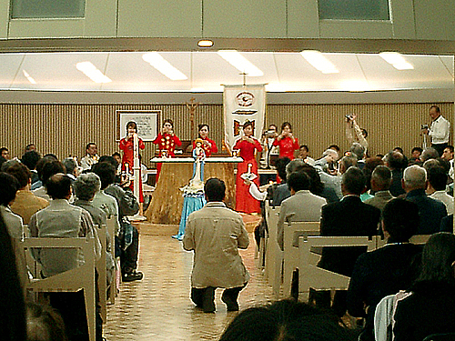 新生「カトリックたかとり教会」のミサは、お祭りのよう!! #190_e0068533_12491181.jpg
