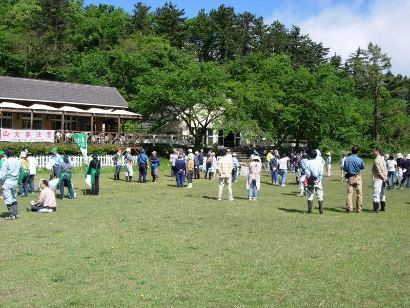 三瓶山のイバラ刈り_c0016259_23185171.jpg