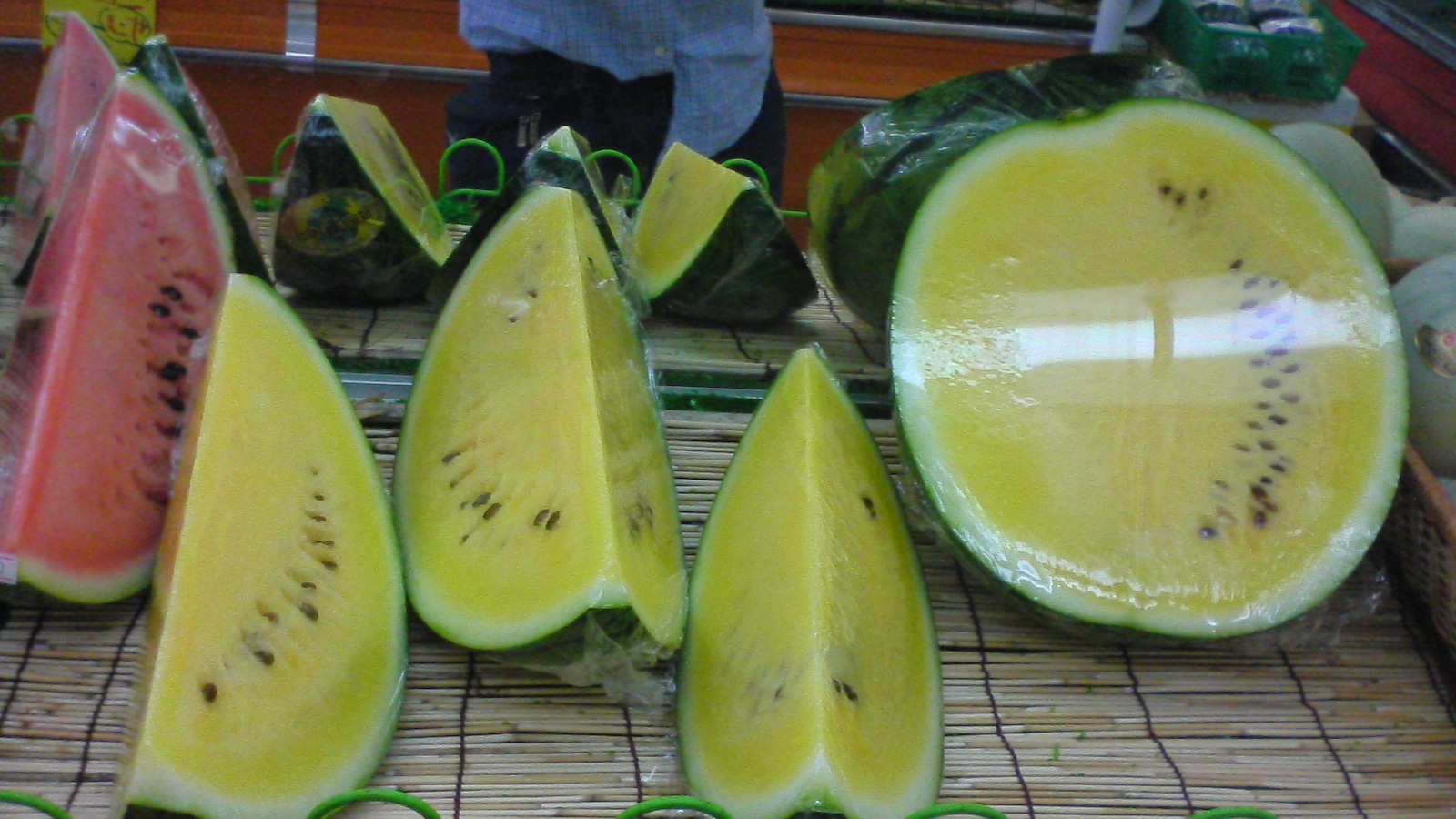 クリームスイカ入荷 八百屋 高崎屋