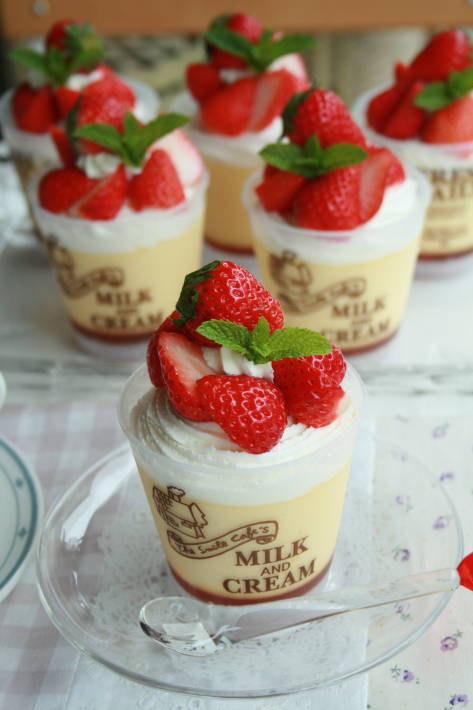 苺たっぷりなめらかプリン Petit Cafe