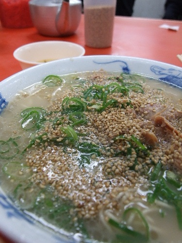 「福岡 元祖長浜屋のとんこつラーメン」_a0000029_1154133.jpg