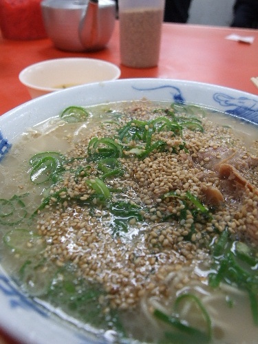 「福岡　元祖長浜屋のとんこつラーメン」_a0000029_1154133.jpg