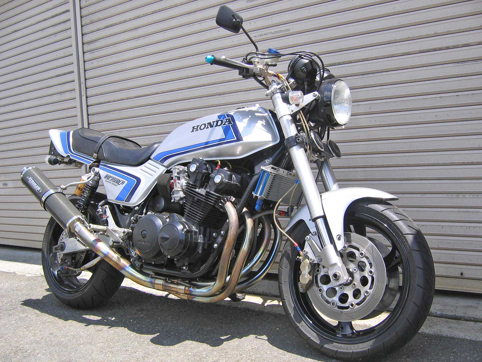 Cb900fエンジンのcb750fのカスタム車が入荷 バイクパーツ買取 販売 バイクバッテリーのフロントロウ