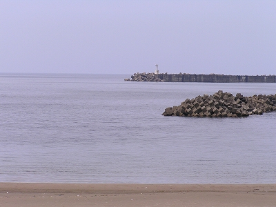 雲と鳥海山、とても静かな海、猫の大集会_f0121379_2114082.jpg