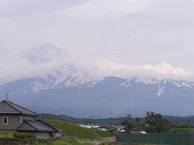 雲と鳥海山、とても静かな海、猫の大集会_f0121379_2133478.jpg