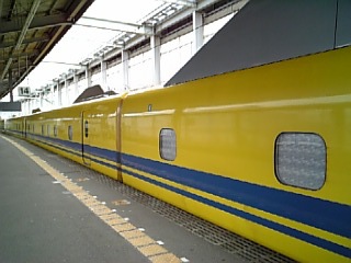 黄色い新幹線_b0029202_12265661.jpg