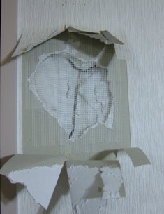 石膏ボードの壁に空いた穴を修理する メッシュテープで補修できるとは知らなかった 家電製品や便利グッズの実録日記 石膏ボードの壁に空いた穴を修理する メッシュテープで補修できるとは知らなかった 家電製品や便利グッズの実録日記