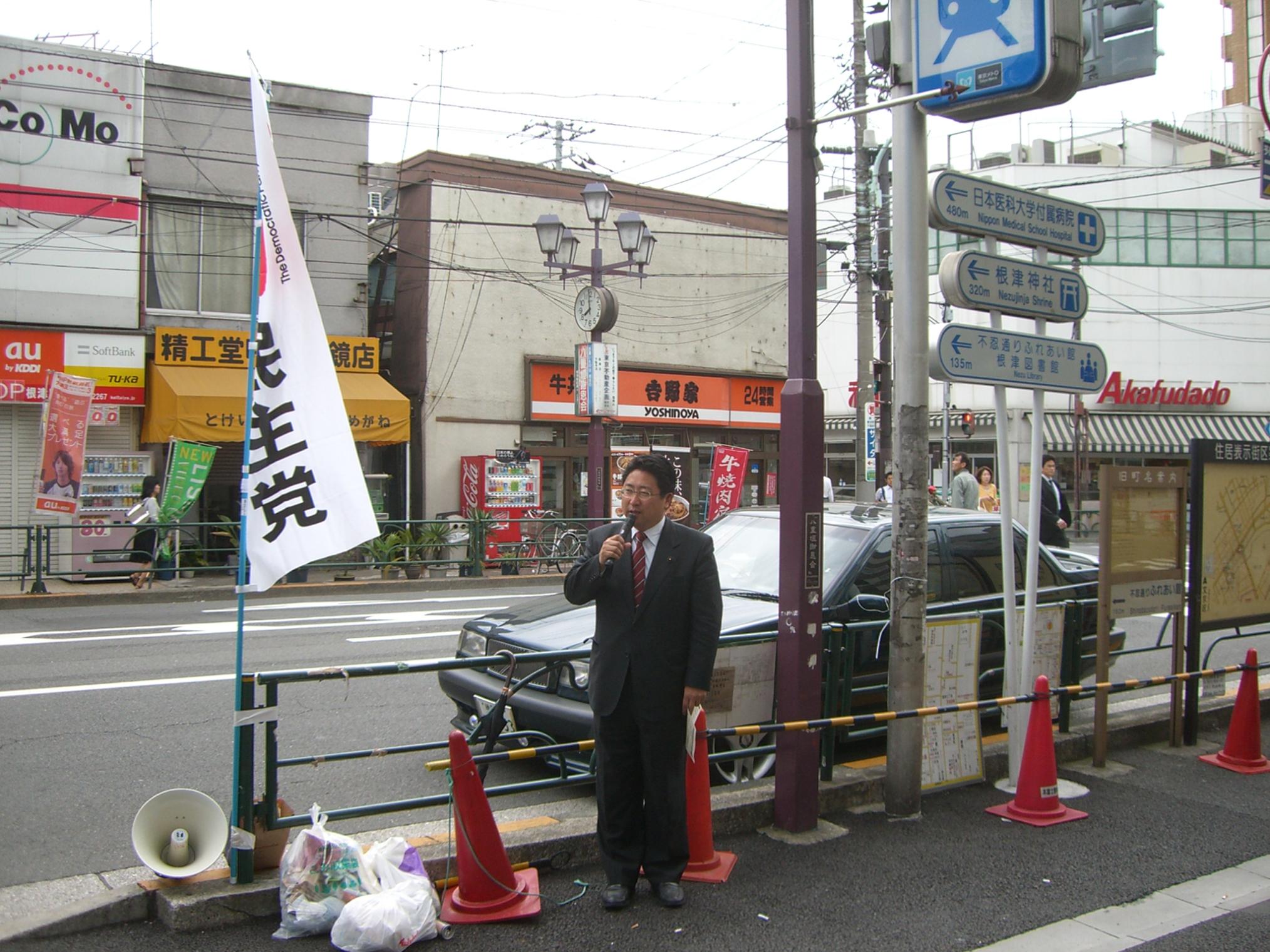 根津駅頭　6月14日（木）_c0034132_19441893.jpg