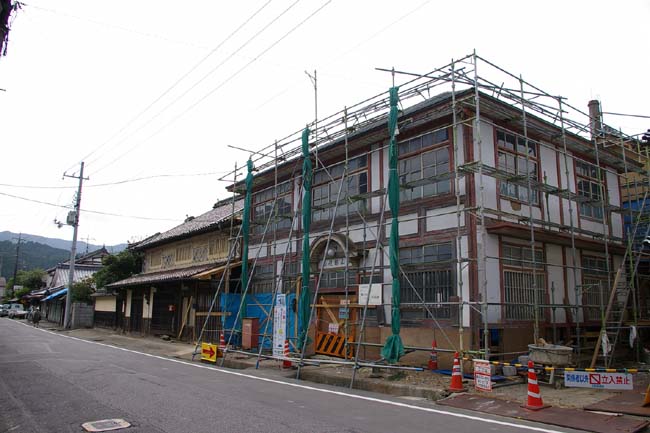 補修される古い郵便局_f0130879_0163573.jpg