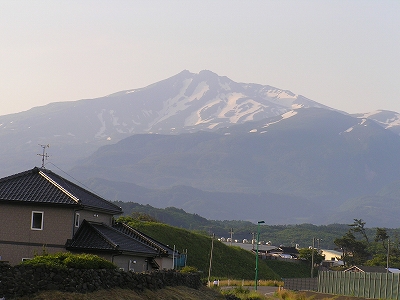 朝だけ見えた鳥海山。_f0121379_20141698.jpg