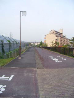 柵と植え込みによって道の半分を使えないようにし、通行を困難にしている！（小牧市城山２丁目）_c0057662_1823744.jpg