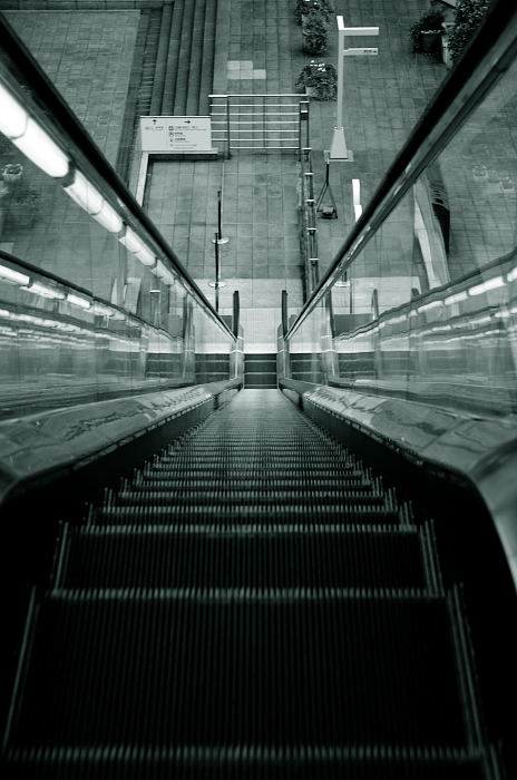 雨の日街角・其の四 京都駅ビル_f0032011_2051444.jpg